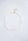Weiße Perlenkette aus Kunststoff