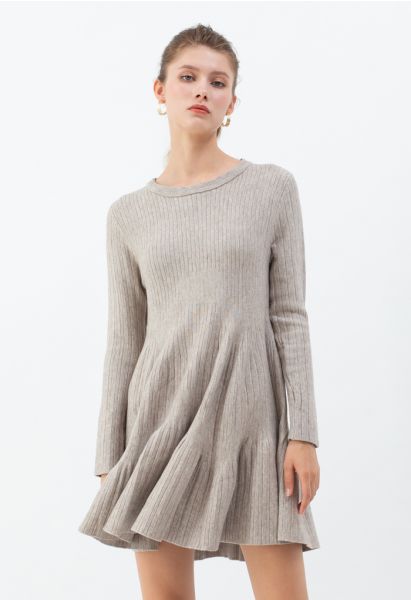 Strickkleid mit Rüschensaum und rundem Hals aus Sand