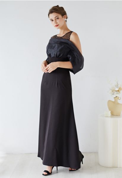 Schulterfreies Kleid aus gespleißtem Organza in Schwarz