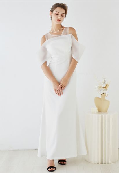 Schulterfreies Kleid aus gespleißtem Organza in Weiß