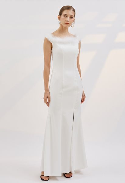 Kleid mit Schlitz und Federbesatz in Weiß