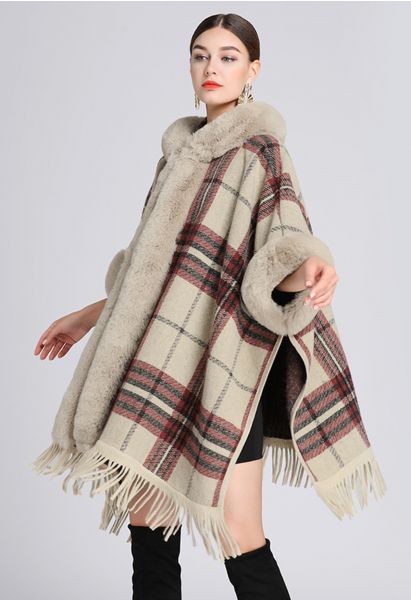 Karierter Fransen-Poncho mit Kunstpelzkapuze in Camel