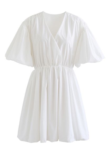 Baumwollkleid mit V-Ausschnitt und Blasenärmeln in Weiß