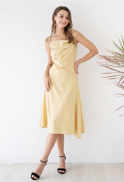 Cami-Kleid aus Satin mit Rüschen und Wasserfallausschnitt in Gelb