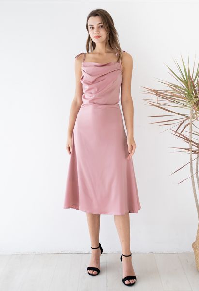 Cami-Kleid aus Satin mit Rüschen und Wasserfallausschnitt in Rosa