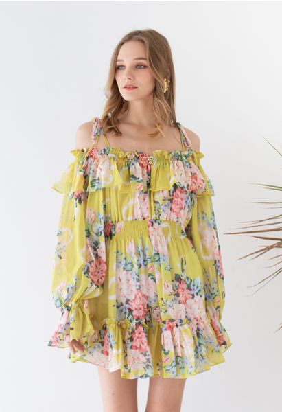 Blumiger, schulterfreier Chiffon-Playsuit mit Rüschen in Gelb