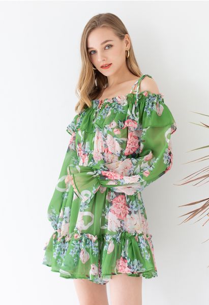 Blumiger, schulterfreier Chiffon-Playsuit mit Rüschen in Grün