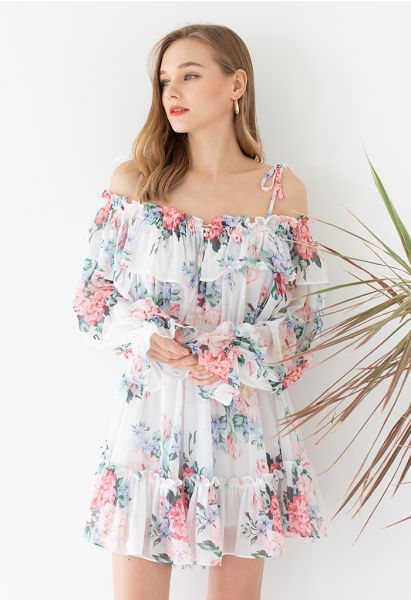 Blumiger, schulterfreier Chiffon-Playsuit mit Rüschen in Weiß