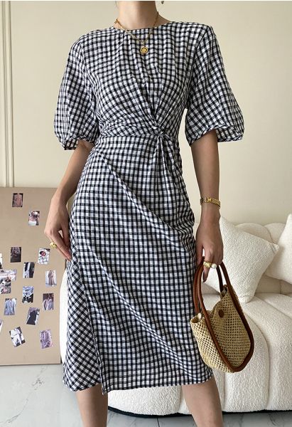 Kleid mit Gingham-Knoten und Ausschnitt vorne