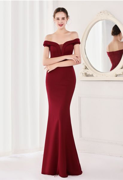 Off-Shoulder-Kleid aus Satin mit Mesh-Einsatz in Burgund