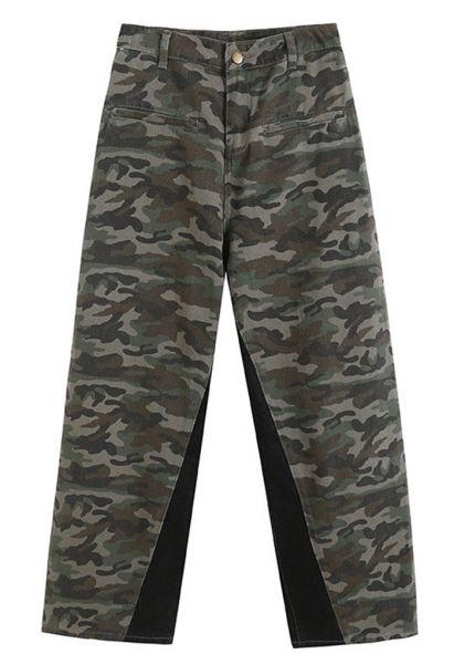 Gespleißte Jeans mit weitem Bein und Camouflage-Print