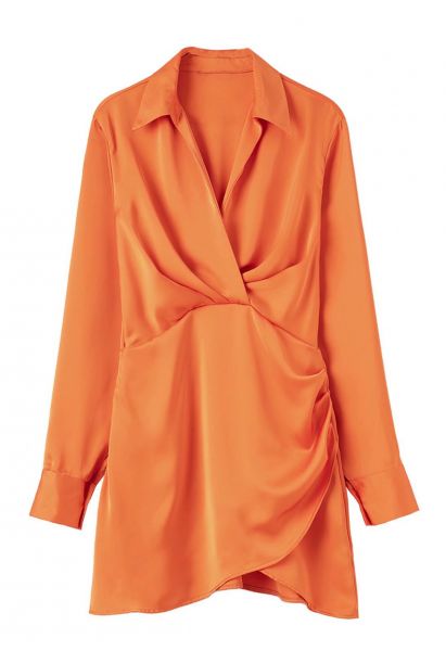 Satin-Hemdkleid mit V-Ausschnitt und Rüschen vorne in Orange