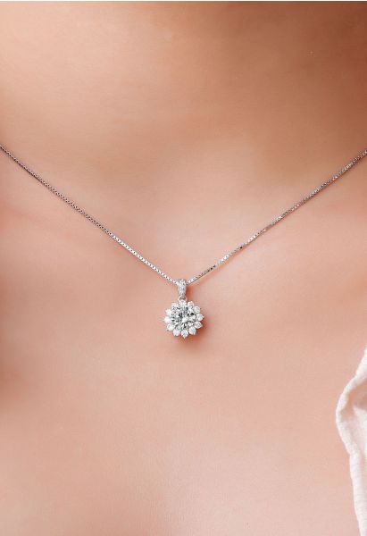 Blühende florale Halo-Moissanite-Diamant-Halskette