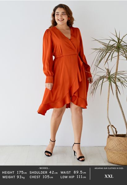 Asymmetrisches Wickelkleid aus Satin mit Rüschensaum in Orangefarben