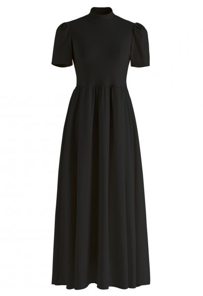 Kurzärmliges Kleid mit perligem Rückenausschnitt in Schwarz