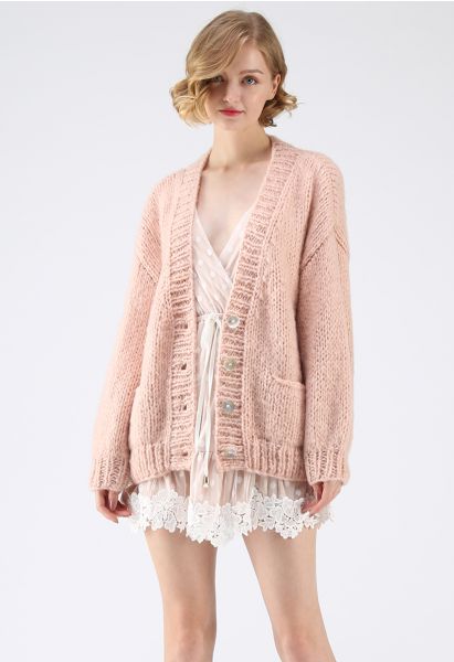 Entspannen Sie sich für die kuschelige rosa Strickjacke