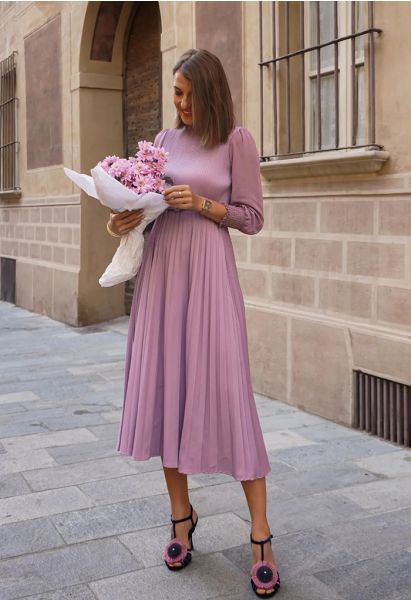 Voll plissiertes Maxikleid mit Gürtel in Flieder