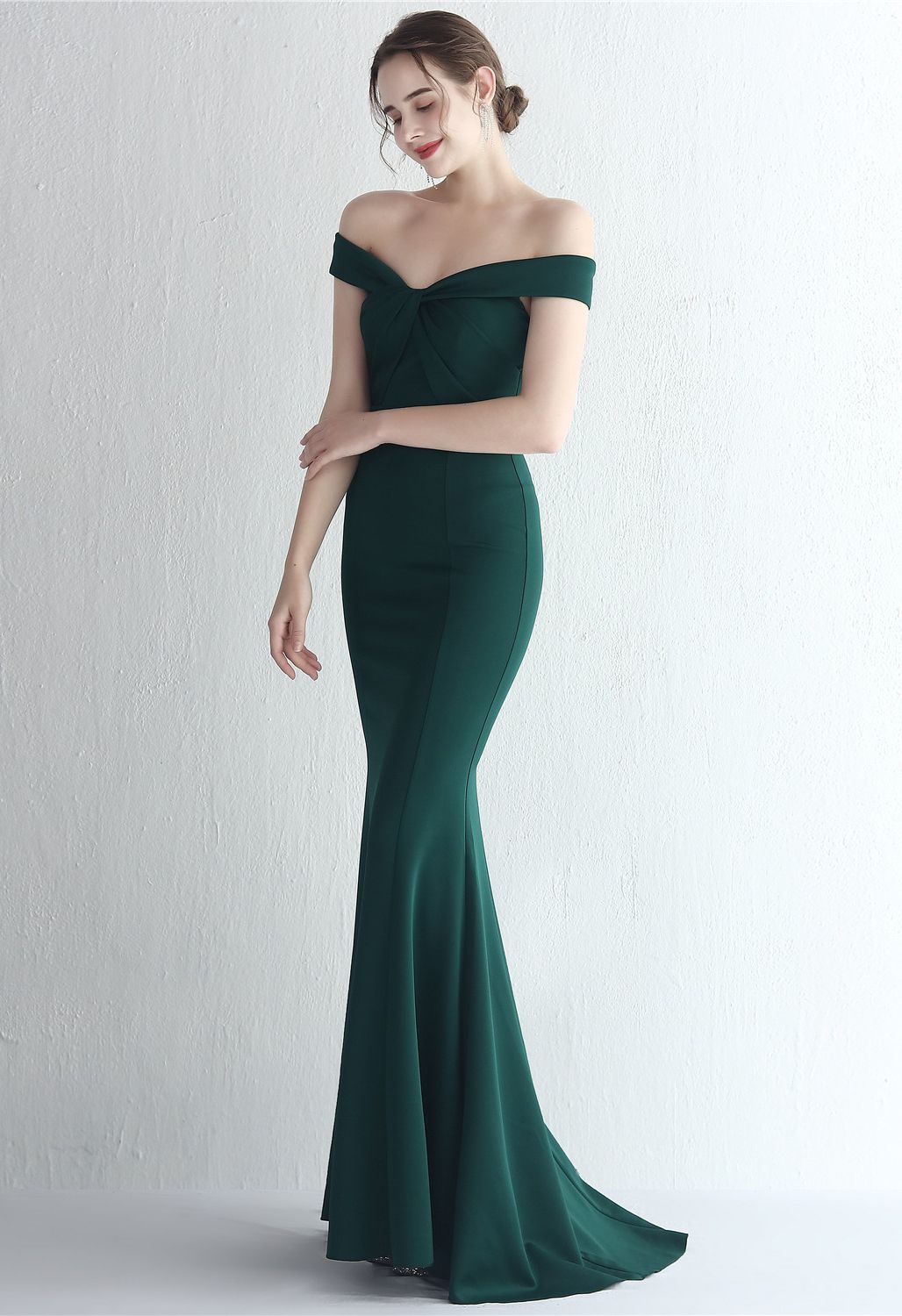 Off-Shoulder-Kleid mit verdrehter Vorderseite in Smaragdgrün