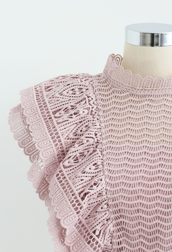 Gestuftes Rüschen-Häkel-Mock-Neck-ärmelloses Top in Pink