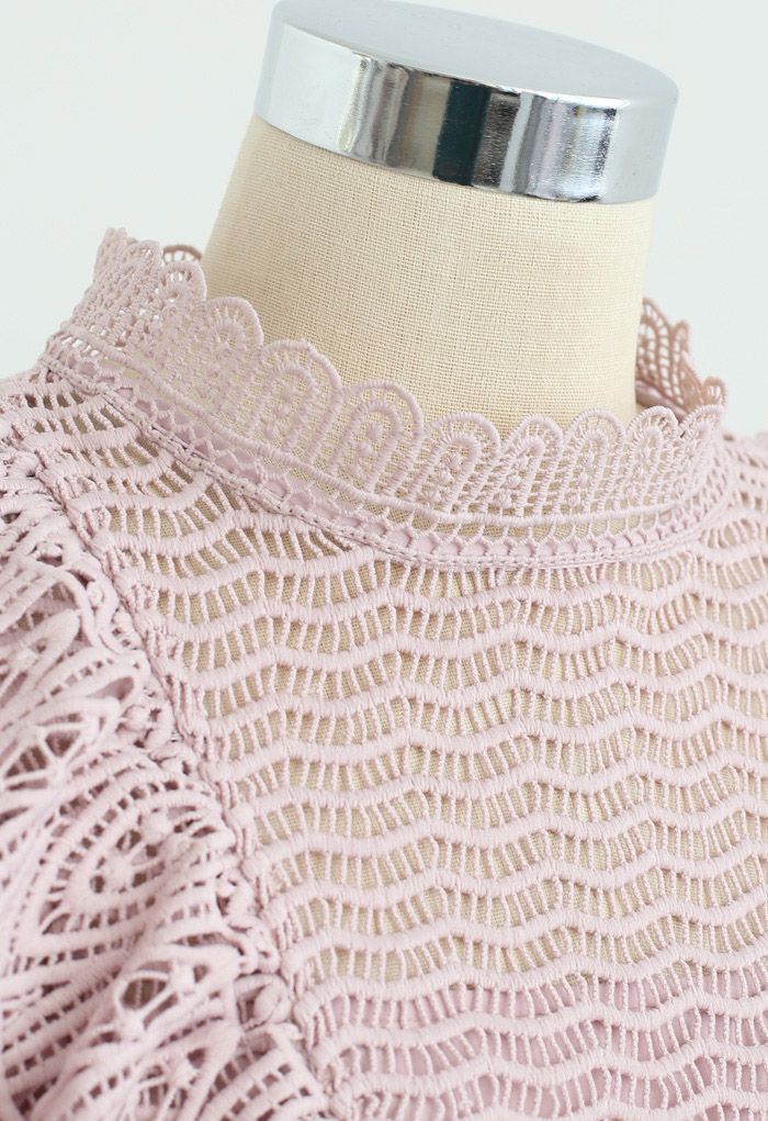 Gestuftes Rüschen-Häkel-Mock-Neck-ärmelloses Top in Pink