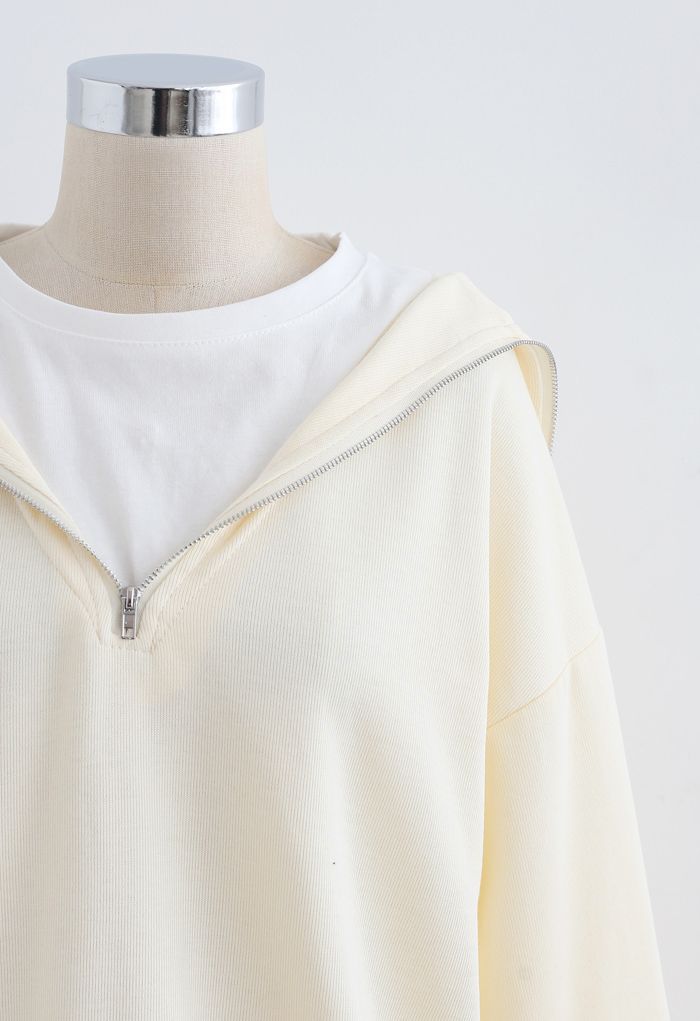 Gespleißtes Sweatshirt mit Reißverschluss vorne in Creme