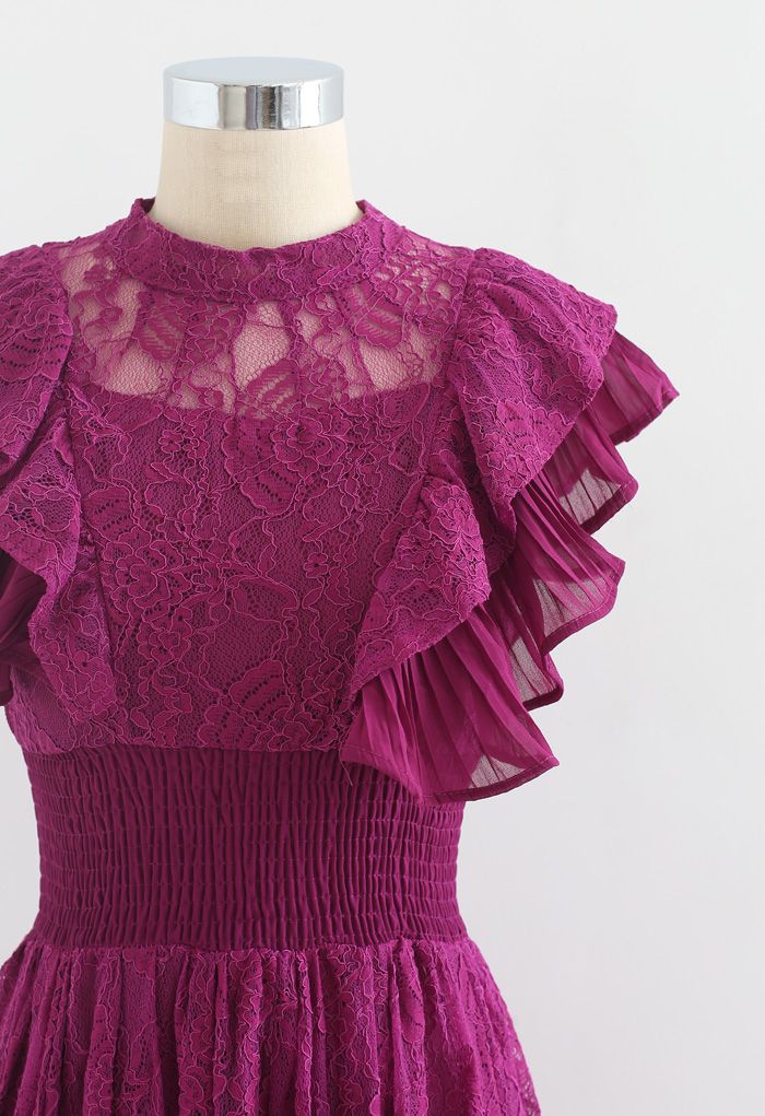 Ärmelloses Midi-Spitzenkleid mit Rüschen in Magenta