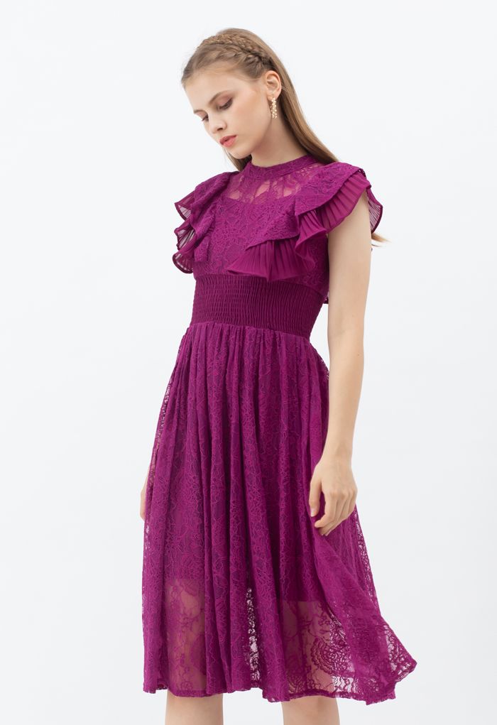 Ärmelloses Midi-Spitzenkleid mit Rüschen in Magenta