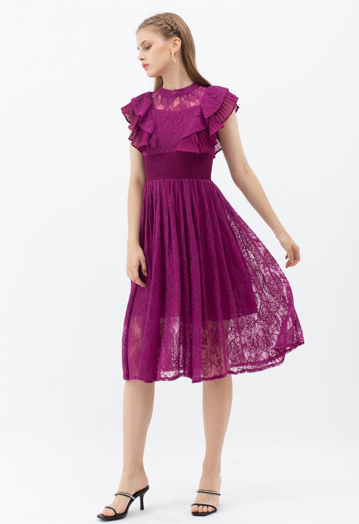 Ärmelloses Midi-Spitzenkleid mit Rüschen in Magenta