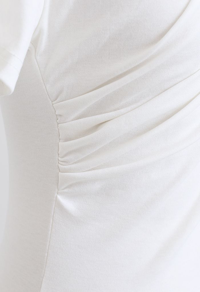 Weißes T-Shirt mit geraffter Vorderseite
