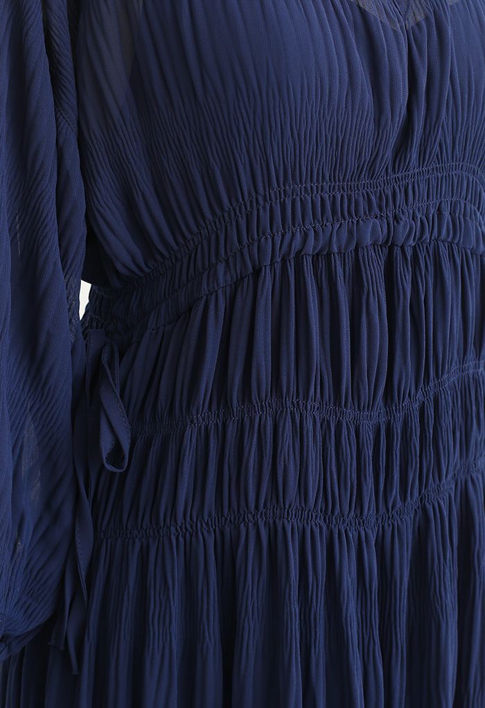 Chiffon-Kleid mit durchgehendem, seitlichem Kordelzug in Marineblau