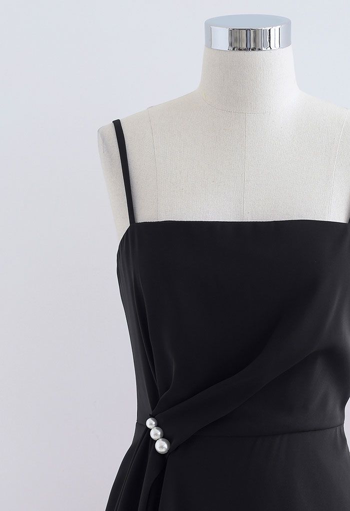 Gerafftes, asymmetrisches Camisole-Kleid mit Perlenbesatz in Schwarz