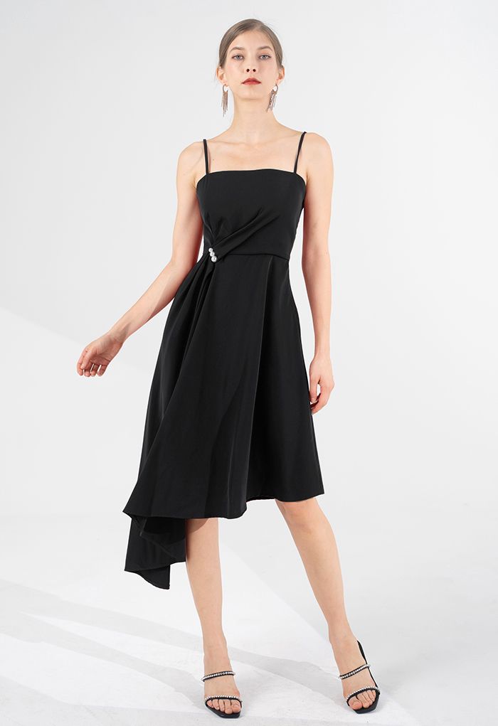 Gerafftes, asymmetrisches Camisole-Kleid mit Perlenbesatz in Schwarz