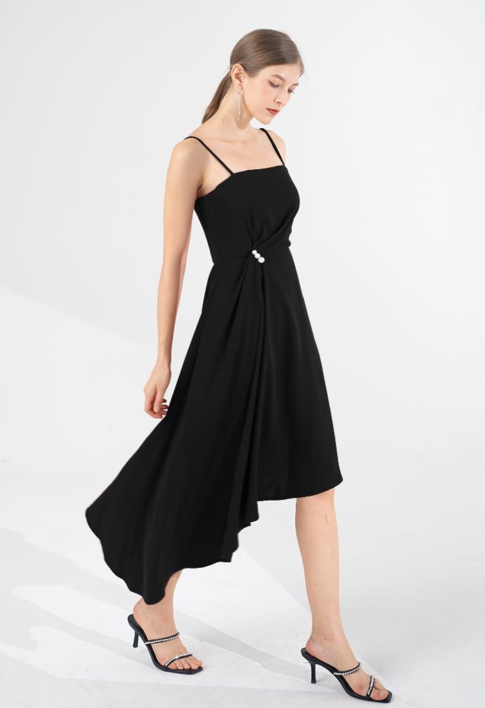 Gerafftes, asymmetrisches Camisole-Kleid mit Perlenbesatz in Schwarz