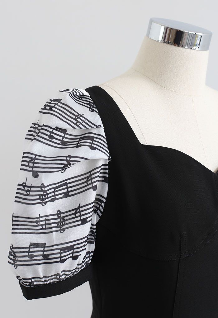 Minikleid mit Musiknoten-Print und Herzausschnitt