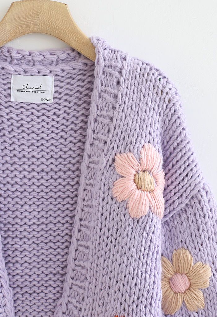 Stitch Flowers – Handgestrickter Grobstrick-Cardigan in Lila