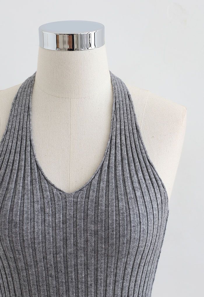 Kurzes Strickoberteil mit Neckholder in Grau