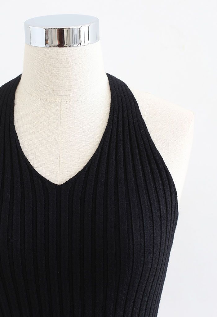 Kurzes Strickoberteil mit Neckholder in Schwarz