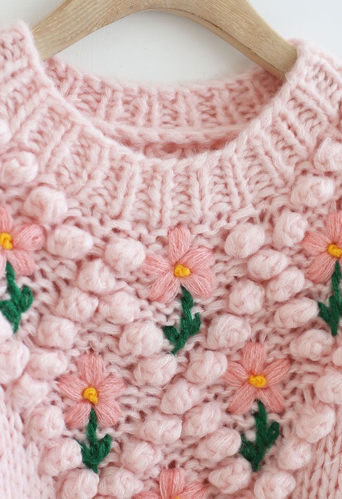 Handgestrickter Pullover mit Blumenstickerei und Bommel in Rosa