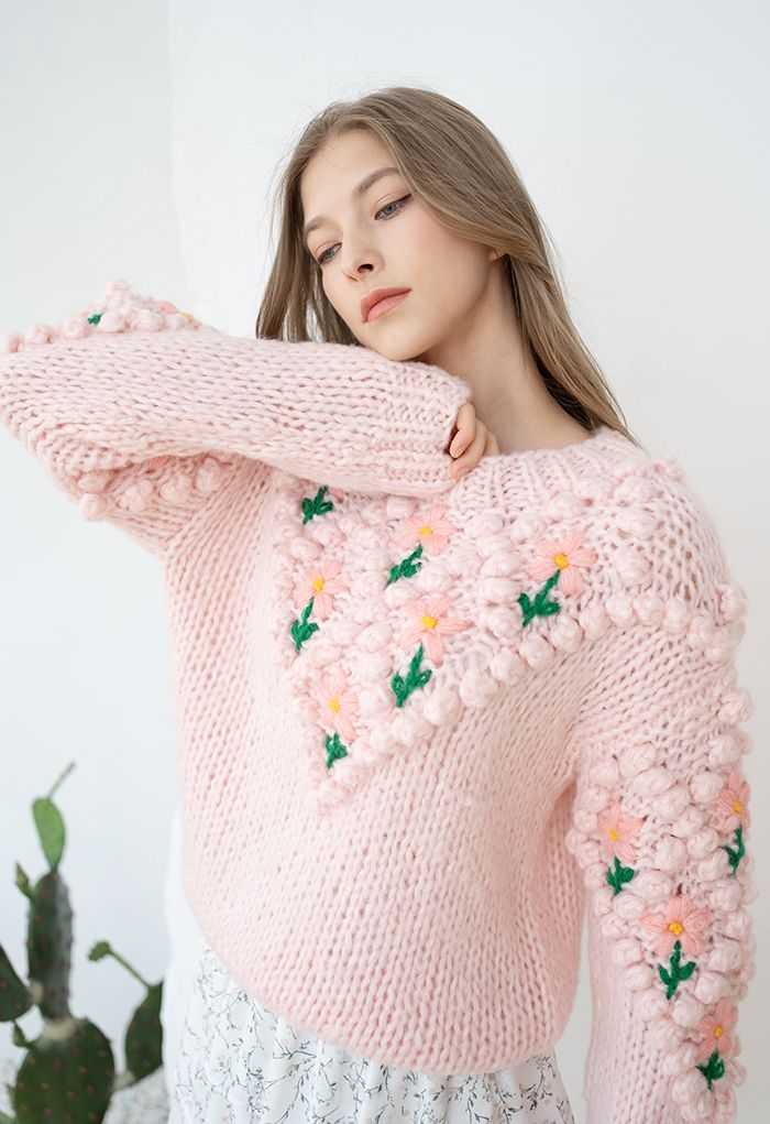 Handgestrickter Pullover mit Blumenstickerei und Bommel in Rosa