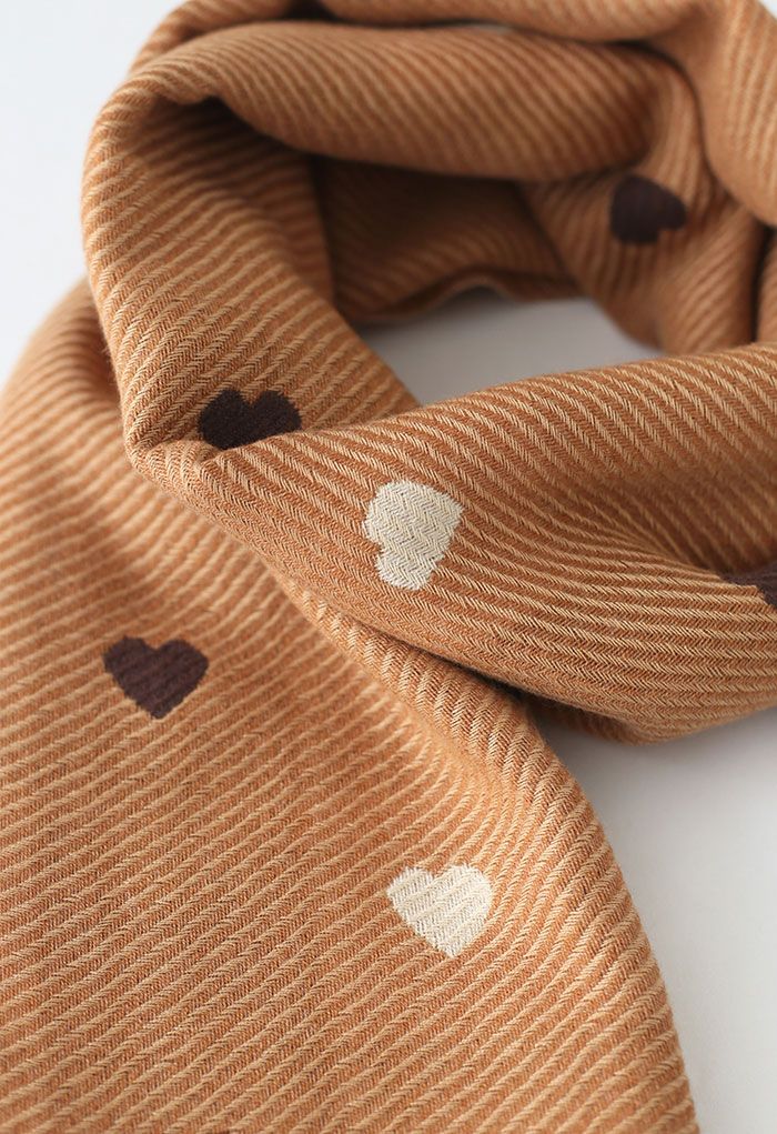 Schöner Schal mit Herzkaro-Print