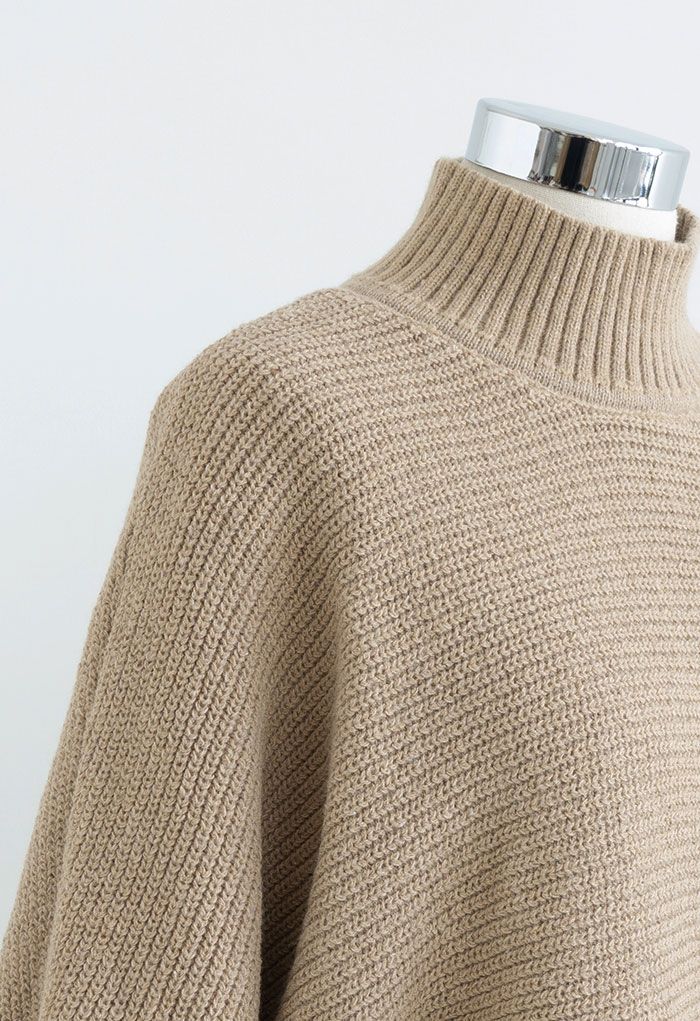 Kurz geschnittener Pullover und ärmelloses Strickkleid mit Stehkragen in Camel