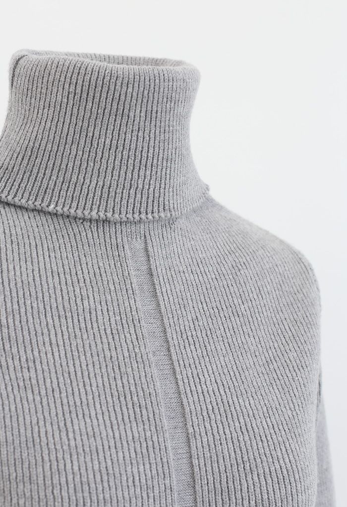 Grauer Rollkragenpullover mit Rollkragenpullover