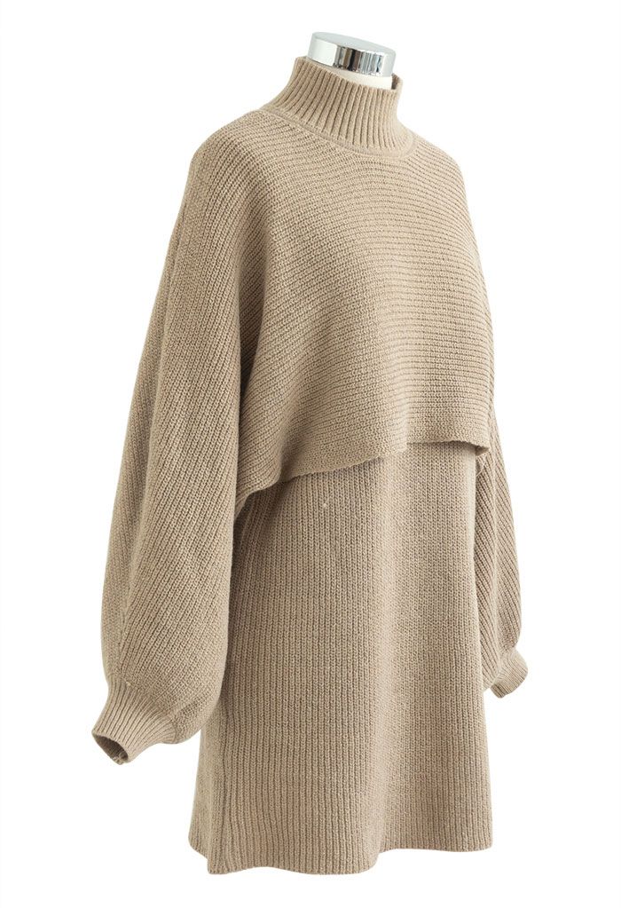 Kurz geschnittener Pullover und ärmelloses Strickkleid mit Stehkragen in Camel