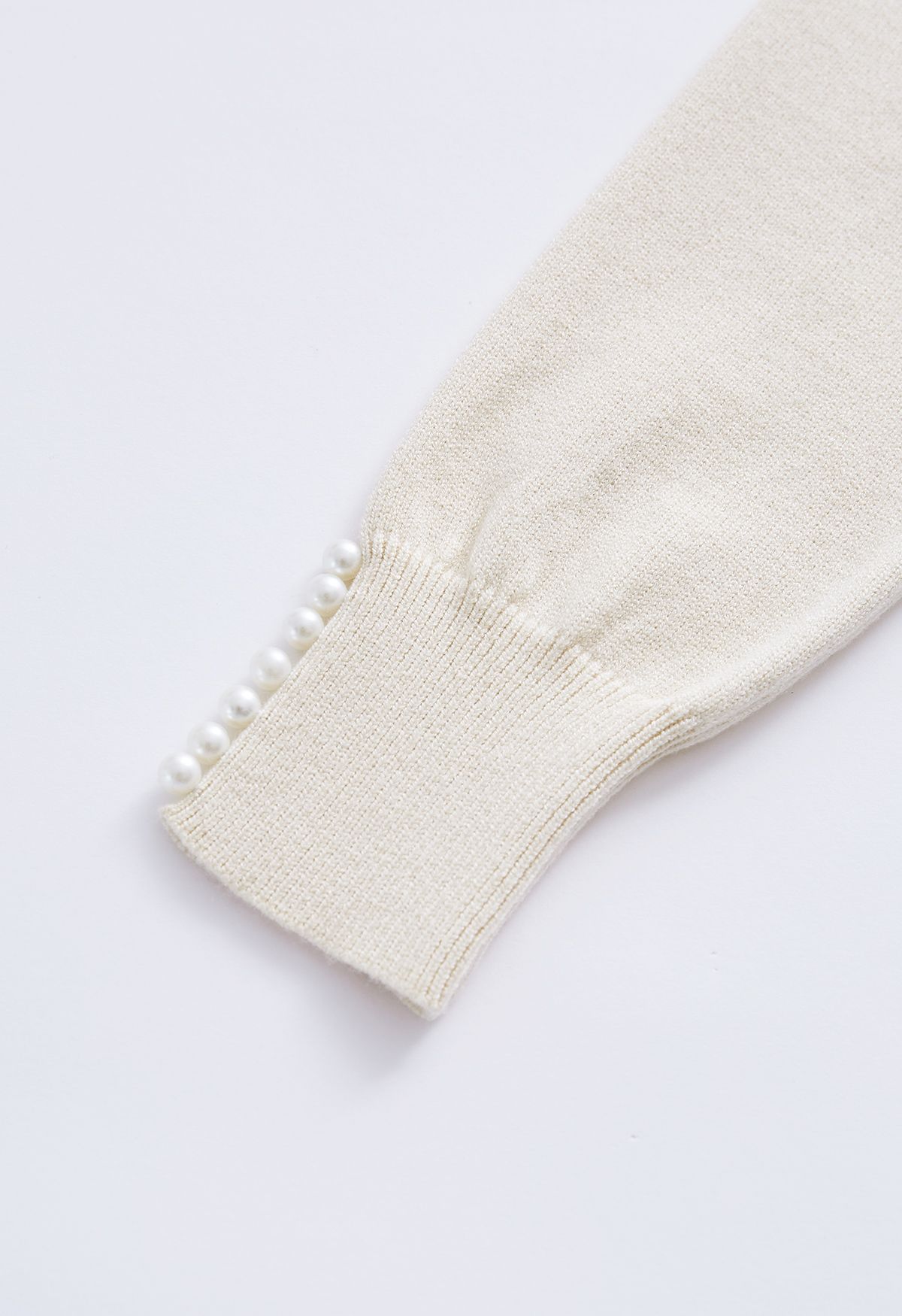 Weiches Strickoberteil mit Perlenbesatz in Creme