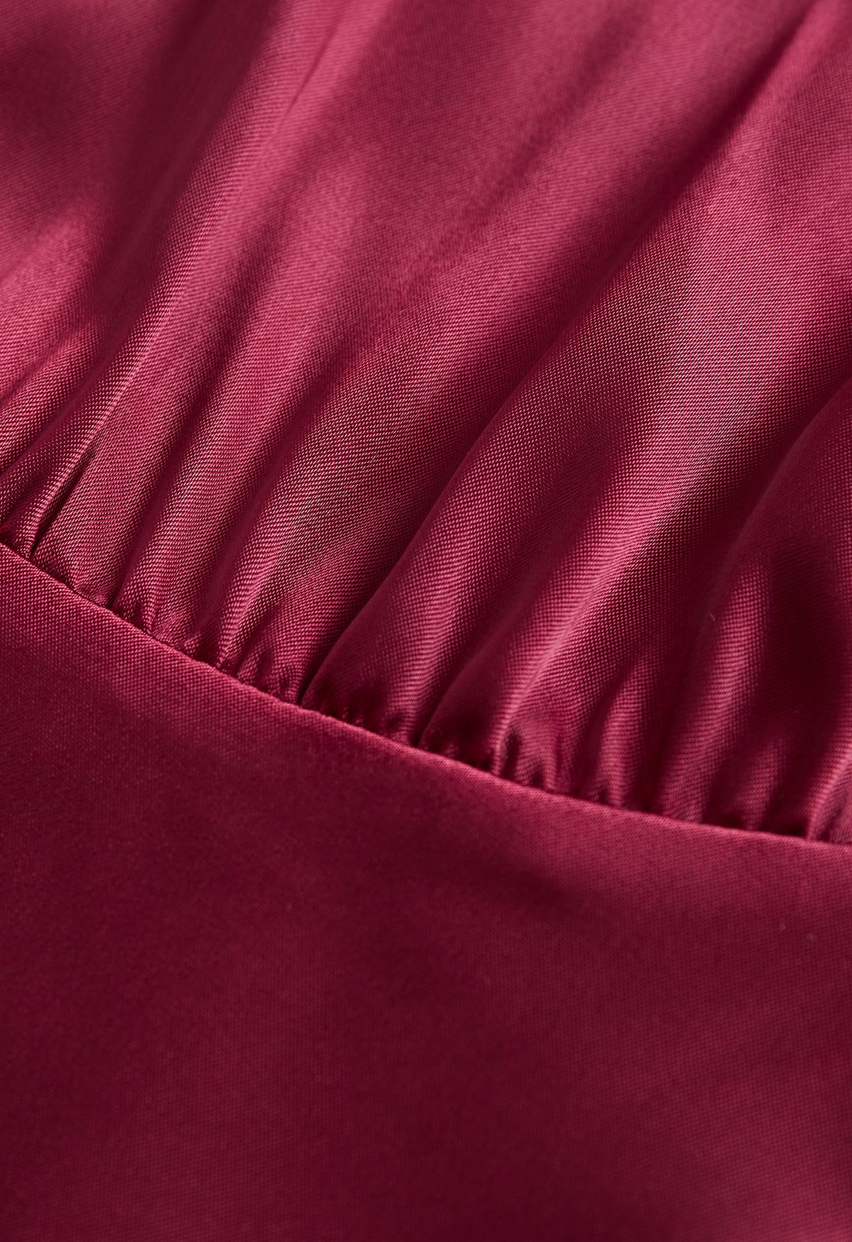 Satin-Midikleid mit Puffärmeln und Knöpfen in Burgund