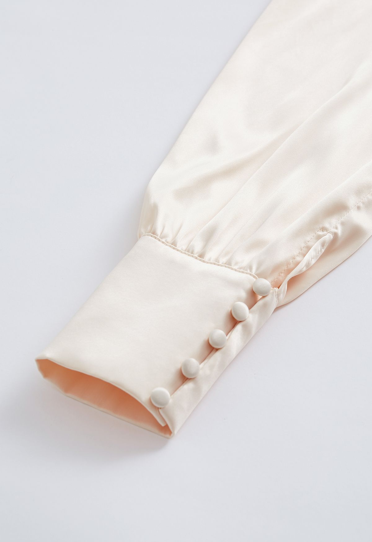 Satin-Midikleid mit Puffärmeln und Knöpfen in Creme