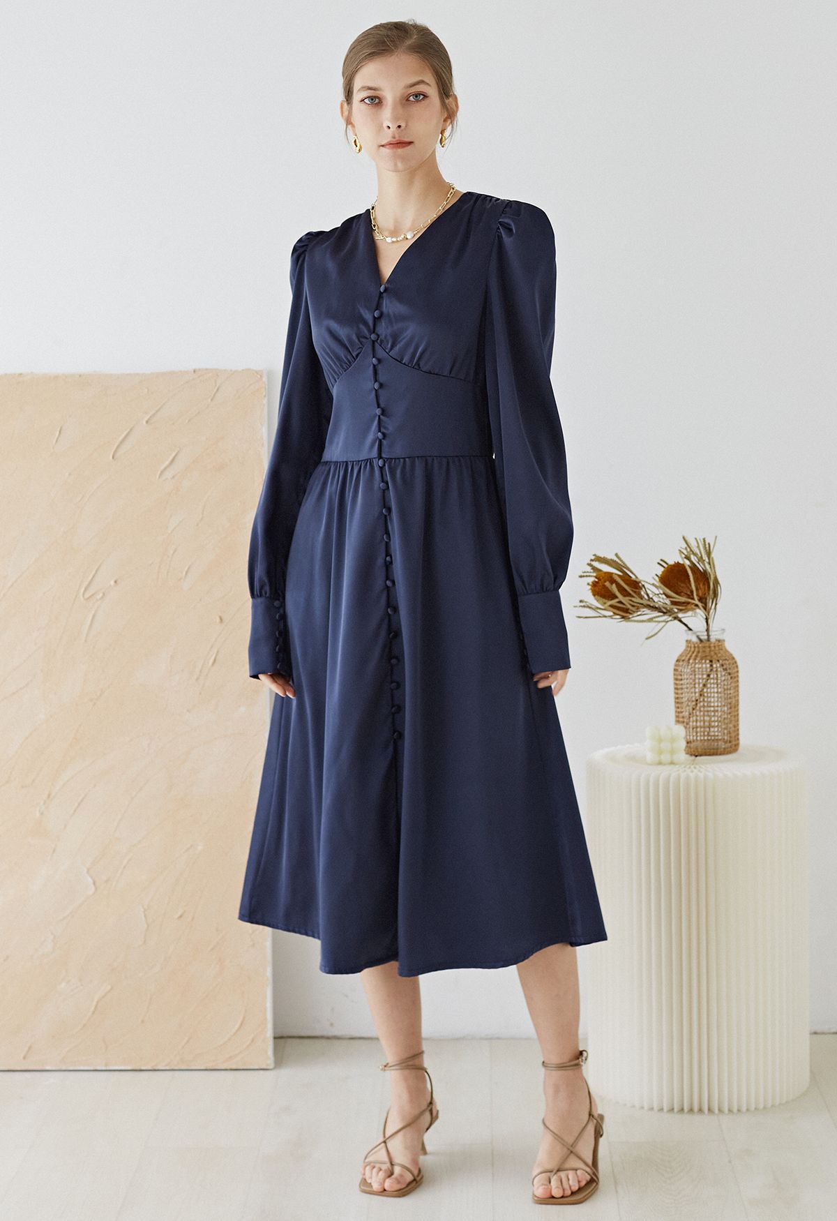 Satin-Midikleid mit Puffärmeln und Knöpfen in Marineblau