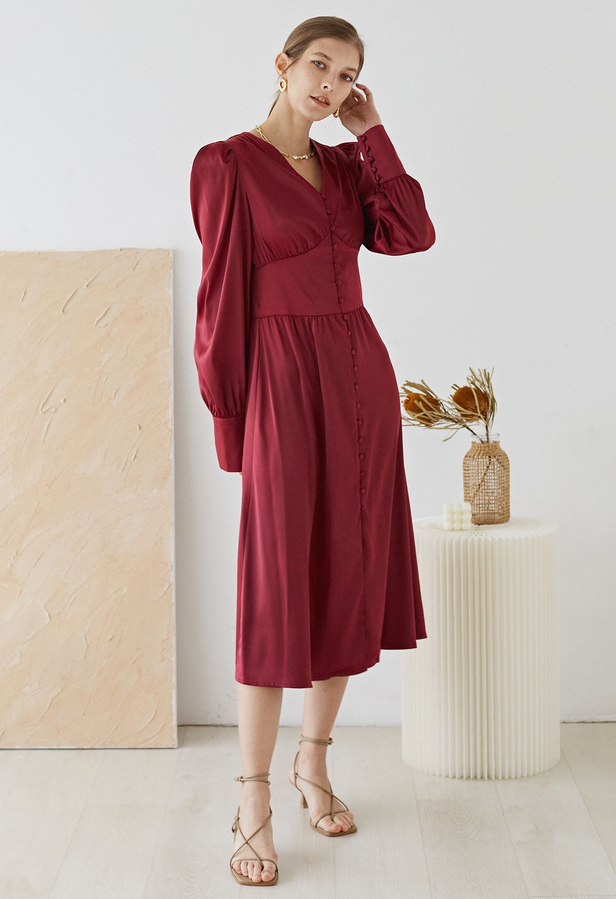 Satin-Midikleid mit Puffärmeln und Knöpfen in Burgund