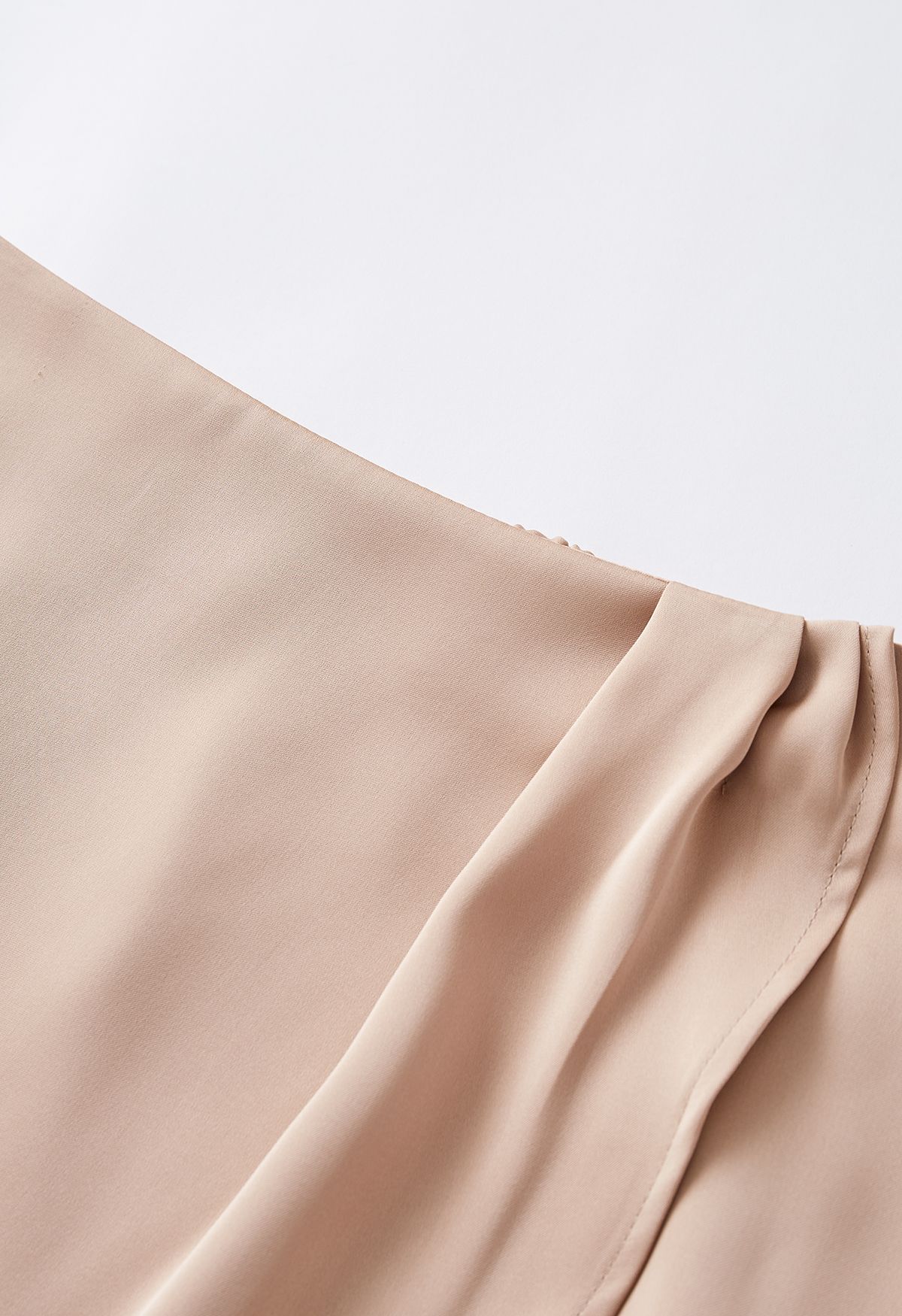 Satin-Midirock mit Schlitz vorne in Apricot