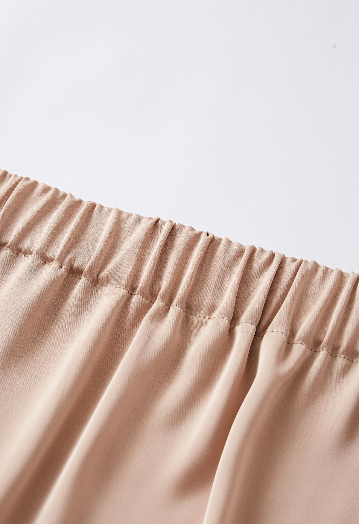 Satin-Midirock mit Schlitz vorne in Apricot